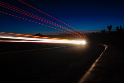 时间流逝在夜间摄影的汽车道路
